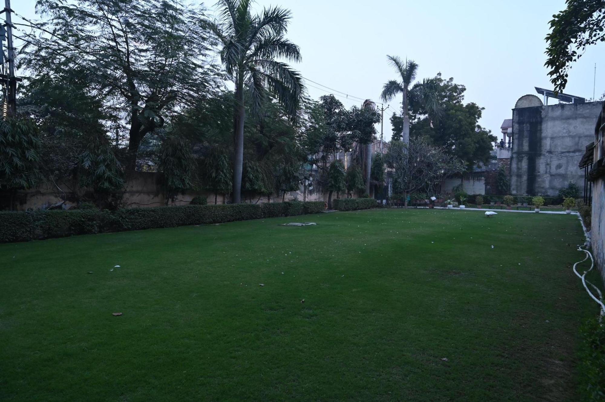 Hotel Sainik Grand Varanasi Eksteriør bilde