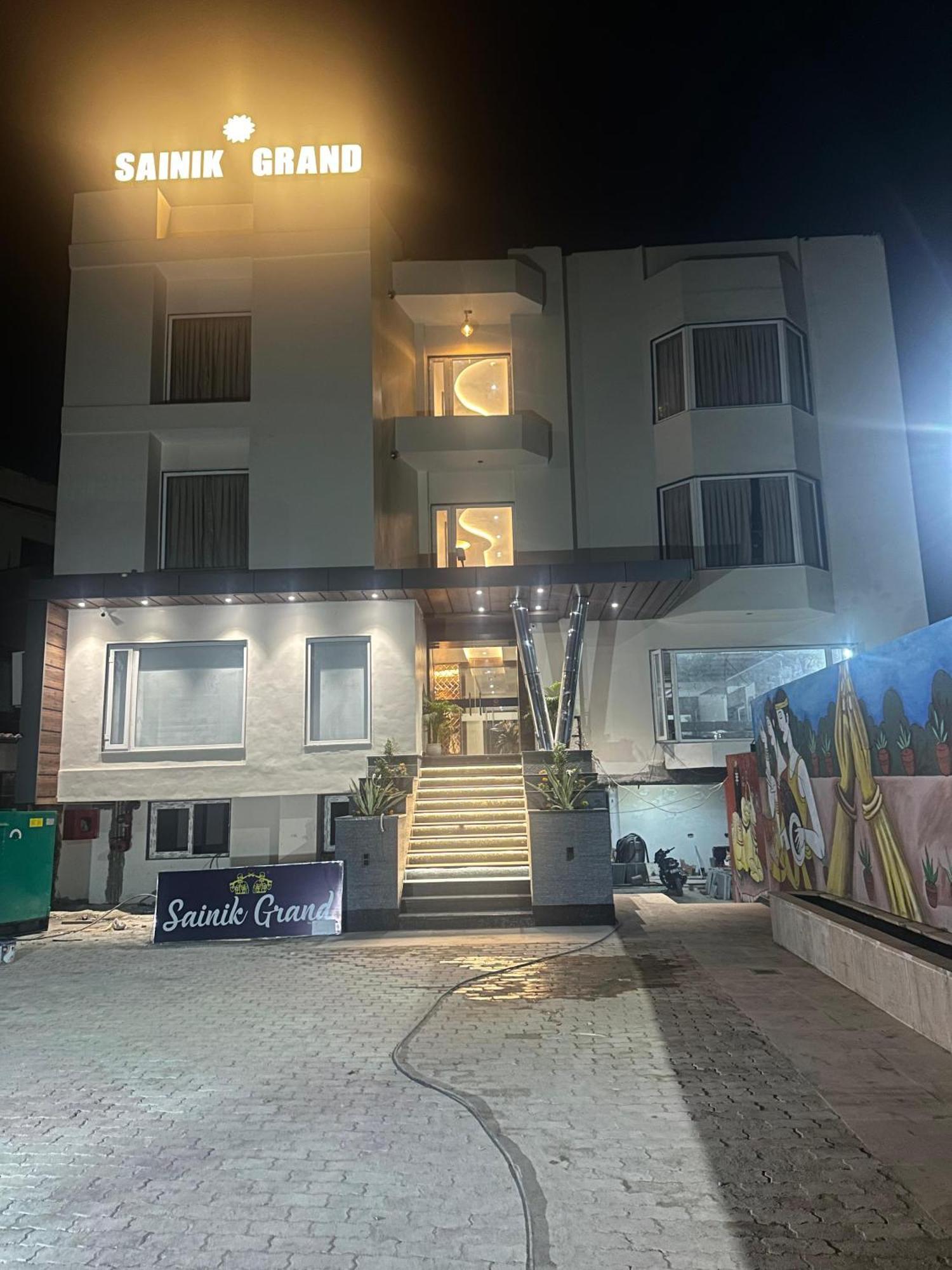 Hotel Sainik Grand Varanasi Eksteriør bilde
