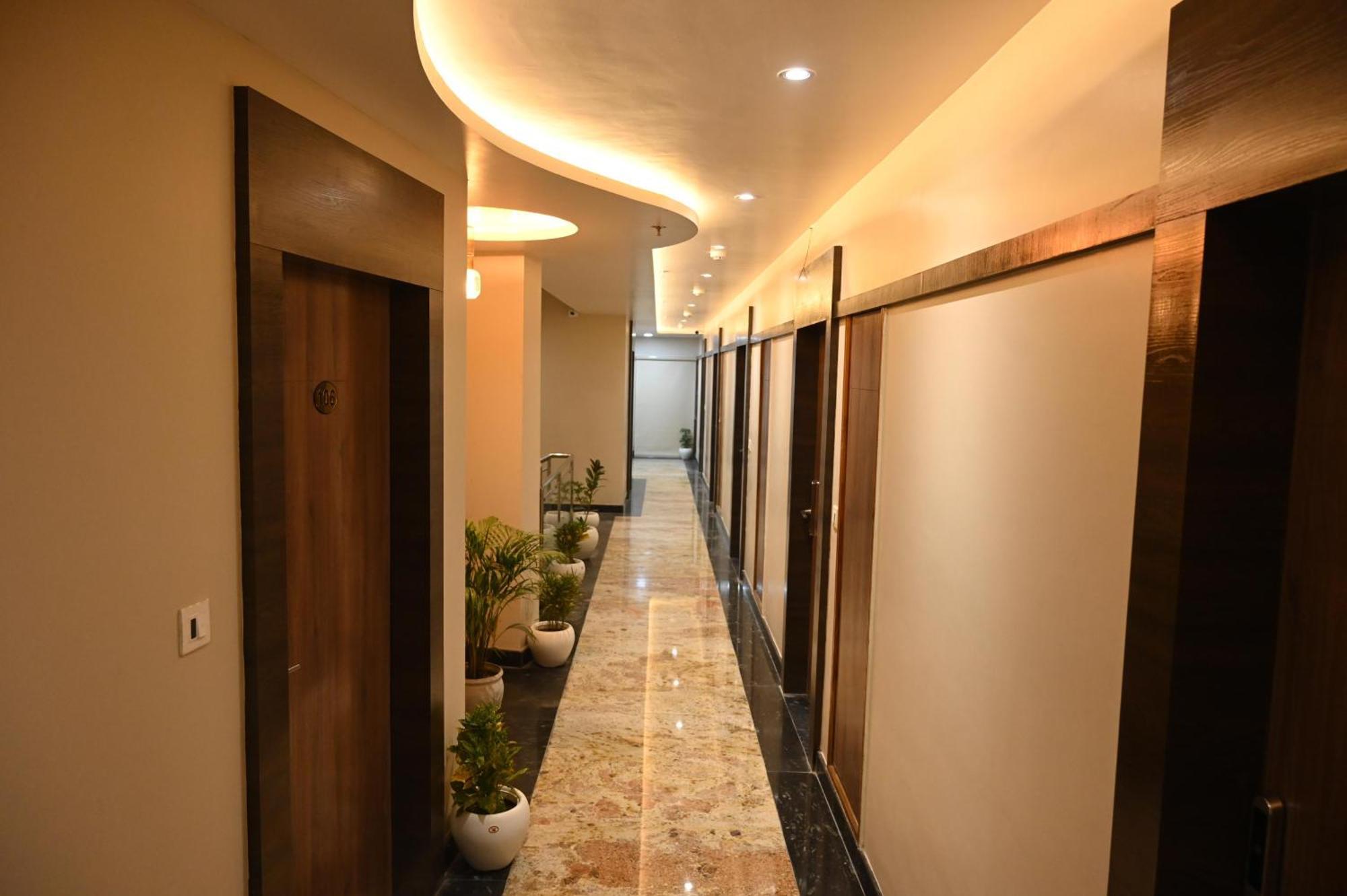 Hotel Sainik Grand Varanasi Eksteriør bilde