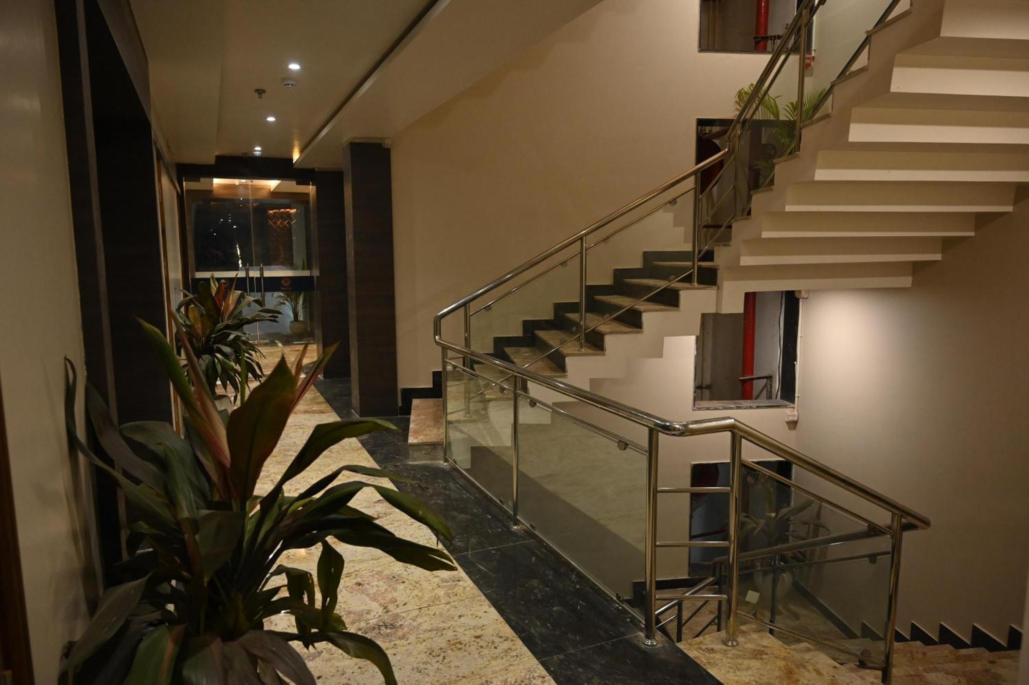Hotel Sainik Grand Varanasi Eksteriør bilde