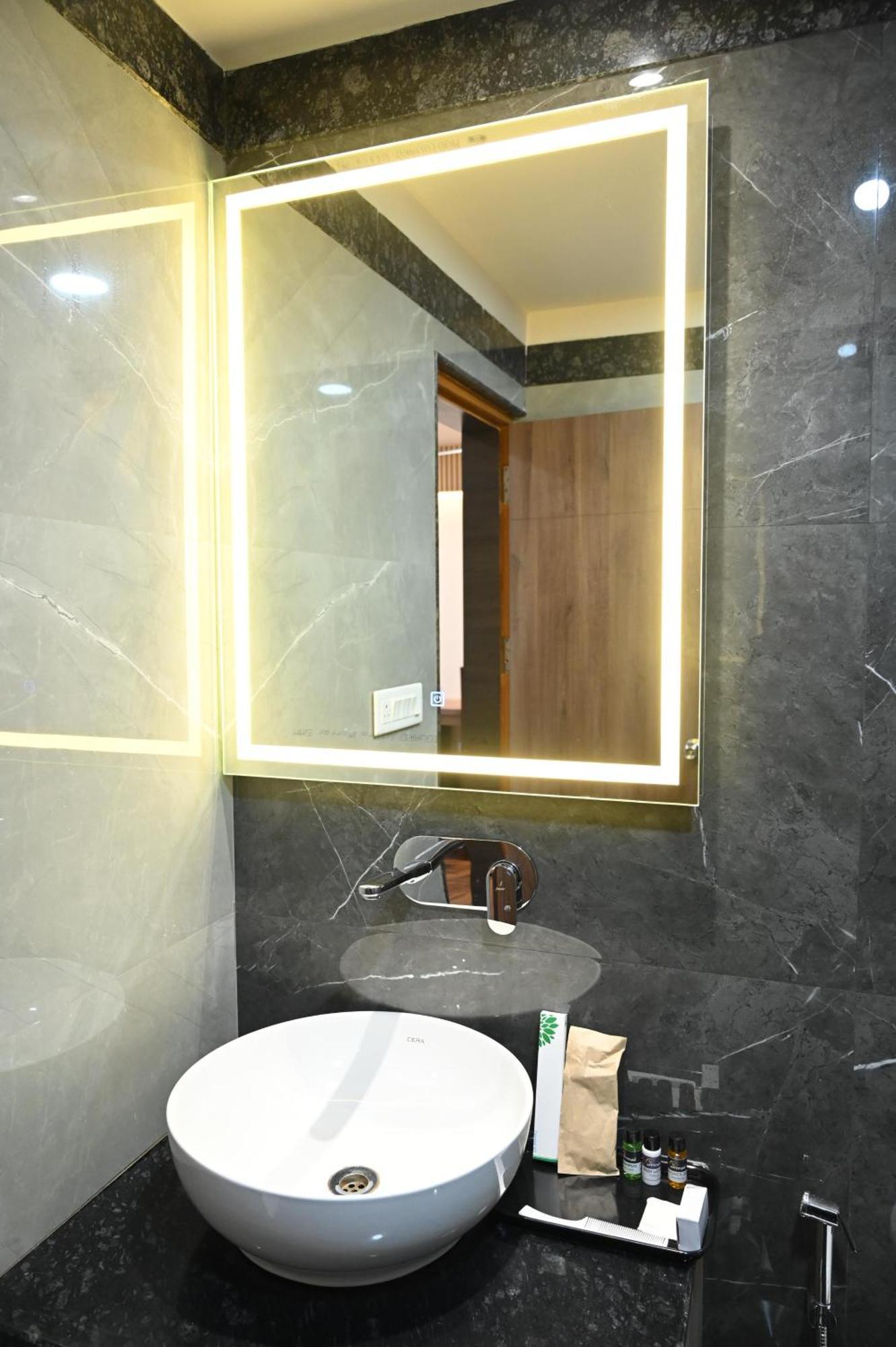 Hotel Sainik Grand Varanasi Eksteriør bilde