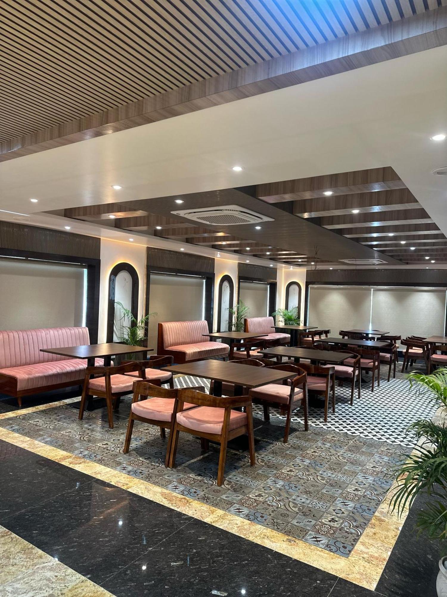 Hotel Sainik Grand Varanasi Eksteriør bilde