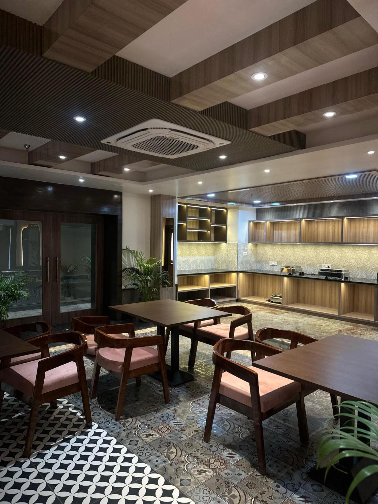 Hotel Sainik Grand Varanasi Eksteriør bilde