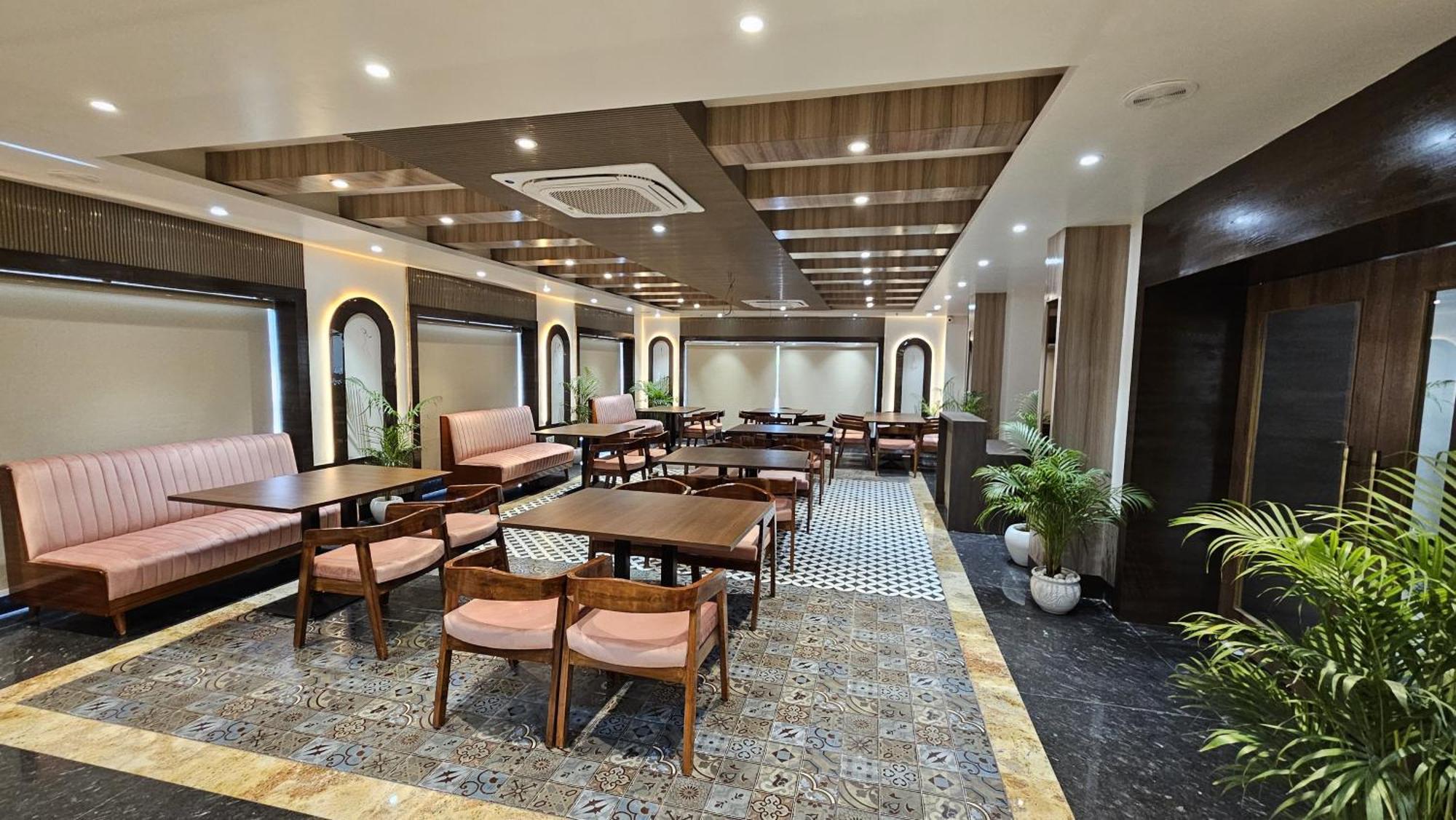 Hotel Sainik Grand Varanasi Eksteriør bilde
