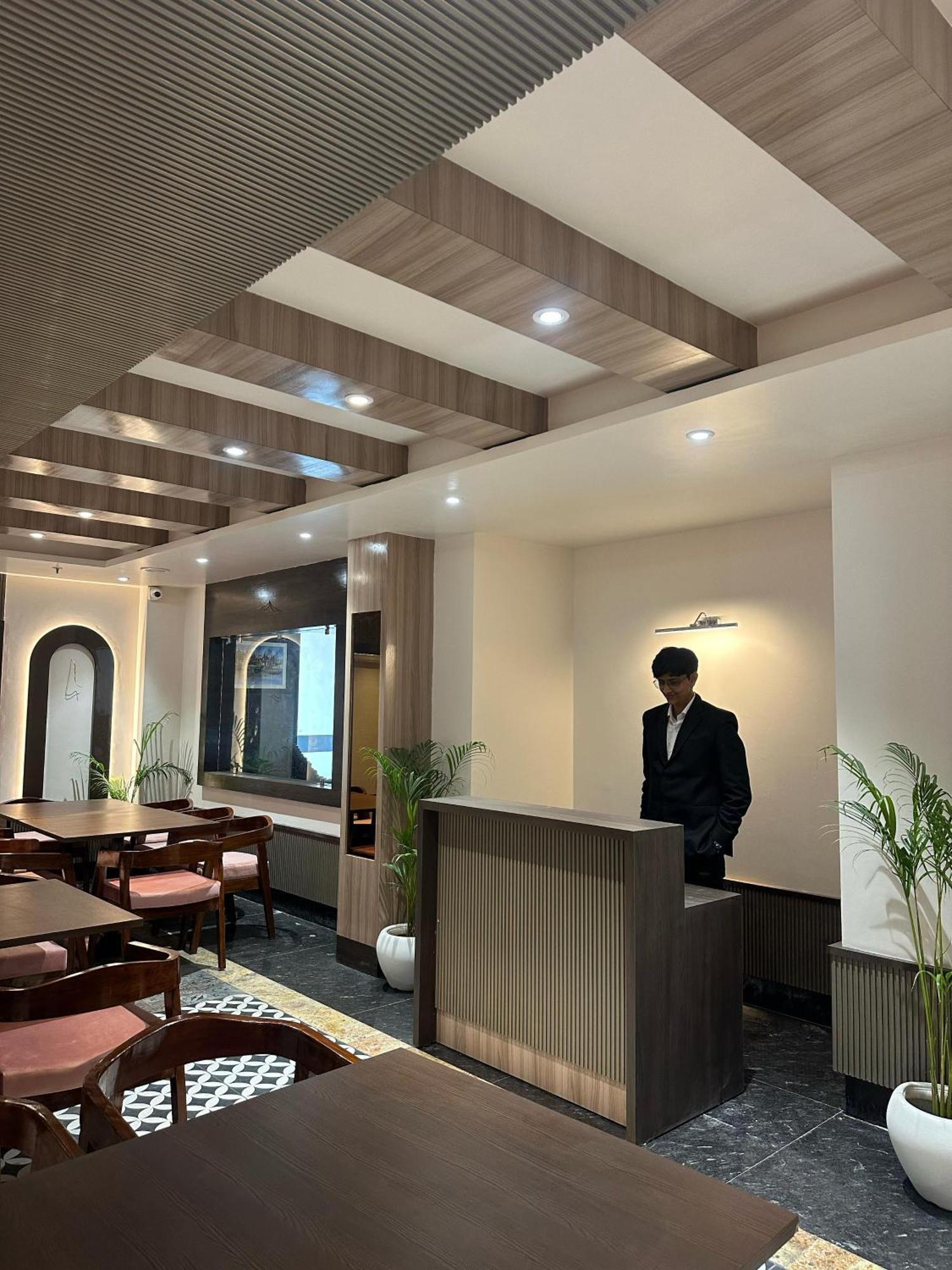Hotel Sainik Grand Varanasi Eksteriør bilde