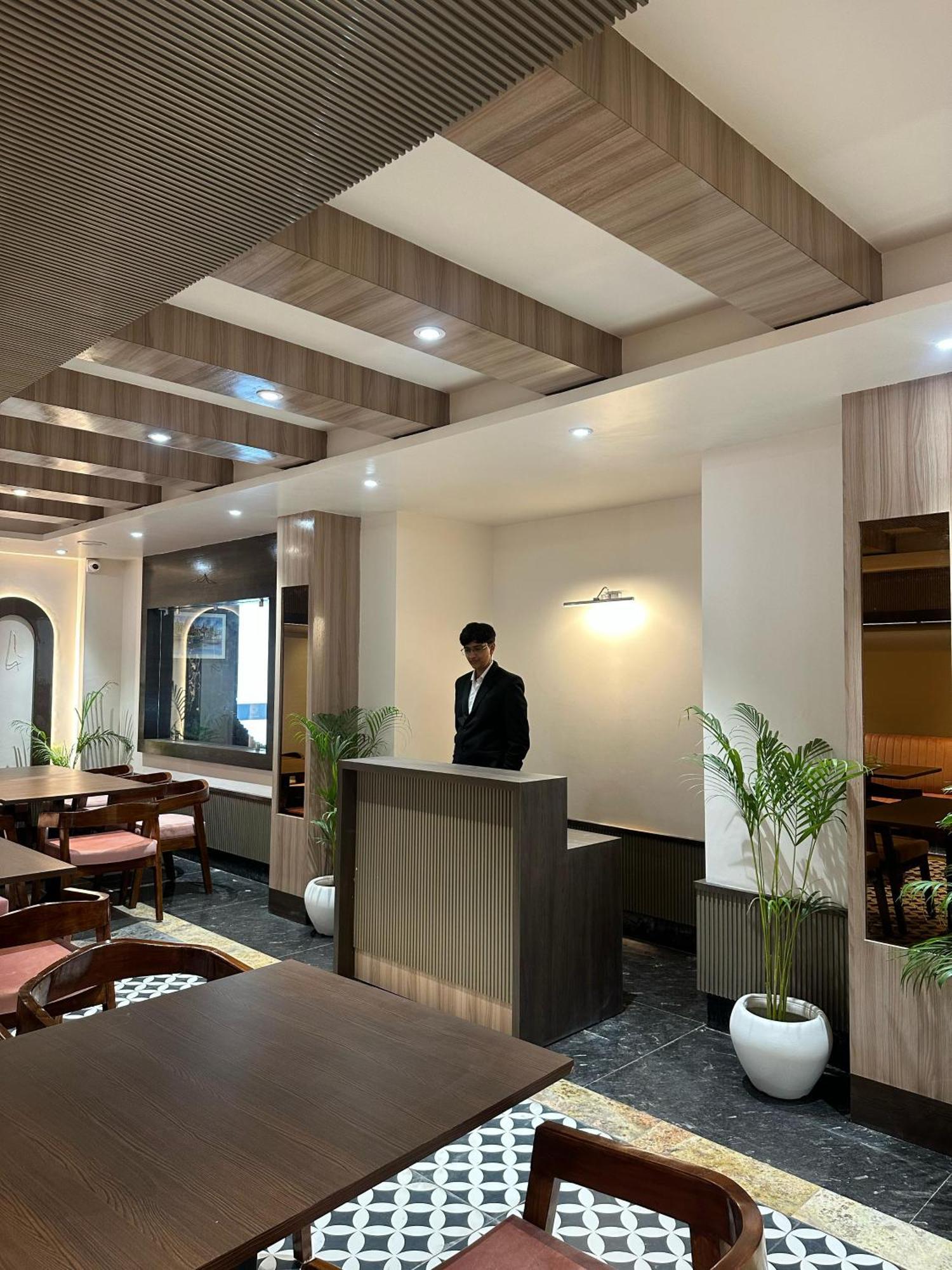 Hotel Sainik Grand Varanasi Eksteriør bilde