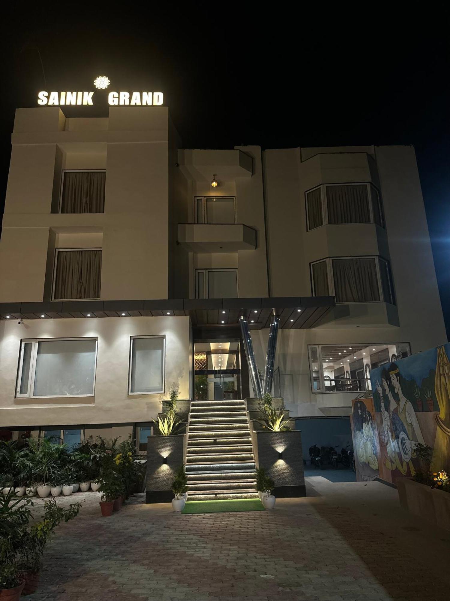 Hotel Sainik Grand Varanasi Eksteriør bilde